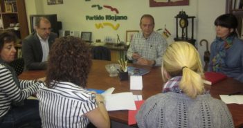 Reunión de Miguel González de Legarra con miembros de la Junta de Personal Docente